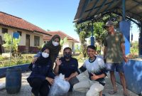 Mahasiswa KKNT IPB 2021 bersama sejumlah warga di Kampung Sindangwangi RW 05, Desa Sukakarya,Kecamatan Samarang,Kabupaten Garut, bekerja bakti membangun kolam di selokan  sepajang 12 meter, baru-baru ini (Foto : Dok. Mahasiswa KKNT IPB 2021)