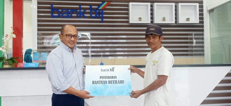 Bantuan diserahkan langsung oleh Direktur Utama Bank bij Dani Hadian, di Kantor bank BIJ Garut, Jalan Pramuka Nomor 30A, Kelurahan Pakuwon, Kecamatan Garut Kota, Senin (20/9/2021