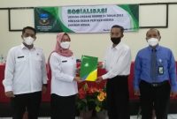 Kepala Disnakertrans Garut Erni Sugiarti bersama Kepala BPJS Ketenagakerjaan Cabang Garut Widya Satrianto (baju biru) menyerahkan santunan kematian kepada ahli waris, kemarin.