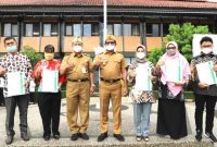 SERAHKAN. Wakil Bupati Garut, dr. Helmi Budiman, menyerahkan Sertifikat Halal dari MUI kepada 5 Pelaku UMKM Kabupaten Garut saat upacara Gabungan Terbatas di Jalan Pembangunan, Kecamatan Tarogong Kidul, Kabupaten Garut, Senin (20/9/2201). (Yogi Budiman/Diskominfo Garut)