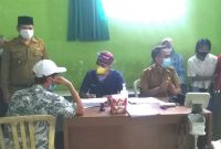 MENINJAU. Kepala Desa Sukawening Garut Ali Agus, meninjau pelaksanaan Vaksinasi di aula kantor Desa Sukawening, Jalan Raya Sukawening Nomor 7 Kecamatan Sukawening, Selasa (21/9/2021)