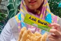 Owner  Asli Gurih Yuni Sundari Rahayu merasa bersyukur dan terbantu dengan terbitnya Setifikat halal 