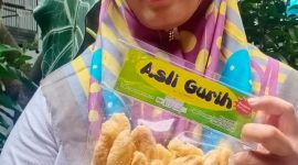 Owner  Asli Gurih Yuni Sundari Rahayu merasa bersyukur dan terbantu dengan terbitnya Setifikat halal 