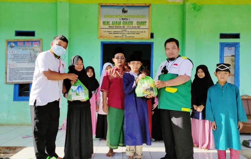 SERAHKAN. Kepala Bidang Perencanaan Keuangan dan Pelaporan Baznas Garut Sukarwan Widodo bersama Komandan Baznas tanggap bencana Garut A.Saepul Rohim, menyerahankan Program Garut Peduli berupa Paket sembako kepada santri Ponpes Ulul Albab, Rabu (8/9/2021)