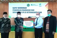 SERAHKAN. Kepala BPJS Ketenagakerjaan Cabang Garut Widya Satrianto Menyerahkan Santunan Jaminan Kematian (JKM) Kepada Ahli waris salah seorang tenaga Pendidik keagamaan, yang diterima secara simbolis oleh Kepala Kementrian Agama (Kemenag) Kabupaten Garut, Dr. H. CECE HIDAYAT. M.SI di Aula Yayasan Pendidikan Al Masduqi, Jalan KH. Mashduqi Nomor 67, Kampung Pasawahan, RT.2/RW.2, Pananjung, Tarogong Kaler, Rabu (29/9/2021).