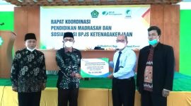 SERAHKAN. Kepala BPJS Ketenagakerjaan Cabang Garut Widya Satrianto Menyerahkan Santunan Jaminan Kematian (JKM) Kepada Ahli waris salah seorang tenaga Pendidik keagamaan, yang diterima secara simbolis oleh Kepala Kementrian Agama (Kemenag) Kabupaten Garut, Dr. H. CECE HIDAYAT. M.SI di Aula Yayasan Pendidikan Al Masduqi, Jalan KH. Mashduqi Nomor 67, Kampung Pasawahan, RT.2/RW.2, Pananjung, Tarogong Kaler, Rabu (29/9/2021).