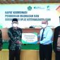 SERAHKAN. Kepala BPJS Ketenagakerjaan Cabang Garut Widya Satrianto Menyerahkan Santunan Jaminan Kematian (JKM) Kepada Ahli waris salah seorang tenaga Pendidik keagamaan, yang diterima secara simbolis oleh Kepala Kementrian Agama (Kemenag) Kabupaten Garut, Dr. H. CECE HIDAYAT. M.SI di Aula Yayasan Pendidikan Al Masduqi, Jalan KH. Mashduqi Nomor 67, Kampung Pasawahan, RT.2/RW.2, Pananjung, Tarogong Kaler, Rabu (29/9/2021).