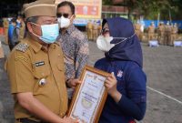 Bupati Garut, Rudy Gunawan memberikan penghargaan kepada hotel dan restoran di Kabupaten Garut yang telah membayar pajak sesuai dengan ketentuan pada saat apel gabungan terbatas di Lapangan Setda, Kecamatan Tarogong Kidul, Kabupaten Garut, Senin (13/9/2021).
(Foto: Deni Seftyan/ Diskominfo Garut)