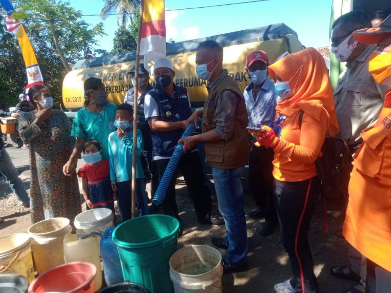 Foto Kepala Pelaksana BPBD Kabupaten Garut dan Kunjungan Wakil Gubernur Jawa Barat, Uu Ruzhanul Ulum ke lokasi kekeringan di Kecamatan Cibatu, Kabupaten Garut pada Rabu, 11 Agustus 2021 silam. (Foto : Dok. BPBD Garut)