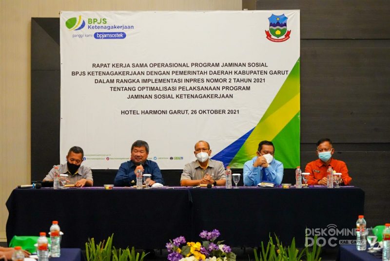 Bupati Garut, H Rudy Gunawan membuka Rapat Kerjasama Operasional Program Jaminan Sosial BPJS Ketenagakerjaan dengan Pemerintah Daerah Kabupaten Garut yang diselenggarakan di Ballroom Hotel Harmoni, Jalan Cipanas Baru, Kecamatan Tarogong Kaler, Kabupaten Garut, Selasa (26/10/2021).