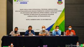 Bupati Garut, H Rudy Gunawan membuka Rapat Kerjasama Operasional Program Jaminan Sosial BPJS Ketenagakerjaan dengan Pemerintah Daerah Kabupaten Garut yang diselenggarakan di Ballroom Hotel Harmoni, Jalan Cipanas Baru, Kecamatan Tarogong Kaler, Kabupaten Garut, Selasa (26/10/2021).