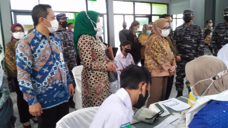 TINJAU.Direktur Konsumer dan Ritel bank bjb Suartini, CEO Regional 3 Nunung Suhartini, dan Pemimpin cabang Garut Maman Rukmana dan Panglima Kolinlamil Laksamana Muda TNI Erwin S Aldedharma, meninjau pelaksanaan Gebyar vaksinasi, di SMKN 4 Garut, Kamis (28/10/2021)