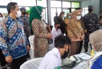 TINJAU.Direktur Konsumer dan Ritel bank bjb Suartini, CEO Regional 3 Nunung Suhartini, dan Pemimpin cabang Garut Maman Rukmana dan Panglima Kolinlamil Laksamana Muda TNI Erwin S Aldedharma, meninjau pelaksanaan Gebyar vaksinasi, di SMKN 4 Garut, Kamis (28/10/2021)