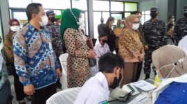 TINJAU.Direktur Konsumer dan Ritel bank bjb Suartini, CEO Regional 3 Nunung Suhartini, dan Pemimpin cabang Garut Maman Rukmana dan Panglima Kolinlamil Laksamana Muda TNI Erwin S Aldedharma, meninjau pelaksanaan Gebyar vaksinasi, di SMKN 4 Garut, Kamis (28/10/2021)