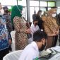 TINJAU.Direktur Konsumer dan Ritel bank bjb Suartini, CEO Regional 3 Nunung Suhartini, dan Pemimpin cabang Garut Maman Rukmana dan Panglima Kolinlamil Laksamana Muda TNI Erwin S Aldedharma, meninjau pelaksanaan Gebyar vaksinasi, di SMKN 4 Garut, Kamis (28/10/2021)