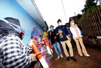 ANTUSIAS.Warga Desa Wisata Saung Ciburial Antusias mengambut Menteri Pariwisata dan Ekonomi Kreatif Sandiaga Salahuddin Uno