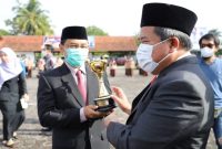 Kepala Dinas Pengendalian Penduduk, Keluarga Berencana, Pemberdayaan Perempuan dan Perlindungan Anak, (DPPKBP3) Drs. Yayan Waryana MSi menerima Piala dan Piagam Anugrah Parahita ekapraya dari Bupati Garut Rudy Gunawan, saat Saat Upacara Sumpah Pemuda di Lapng Setda Garut, Kamis (28/10/2021)