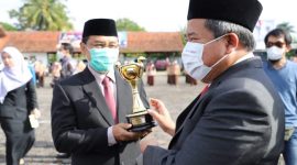 Kepala Dinas Pengendalian Penduduk, Keluarga Berencana, Pemberdayaan Perempuan dan Perlindungan Anak, (DPPKBP3) Drs. Yayan Waryana MSi menerima Piala dan Piagam Anugrah Parahita ekapraya dari Bupati Garut Rudy Gunawan, saat Saat Upacara Sumpah Pemuda di Lapng Setda Garut, Kamis (28/10/2021)