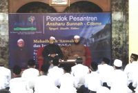 WISUDA. Ponpes Ansharu Sunnah melaksanakan Wisuda Tahfidz Al-Qur'an dihadiri langsung oleh Delegasi Dakwah Al-Azhar Mesir untuk Indonesia Syekh Ahmad Umar Taj Al Mahsriy.yang dilaksanakan di Ponpes Ansharu Sunnah, Kampung Cilame, Dea Sukarasa, Kecamatan Pangatikan, Garut, Sabtu (9/10/2021)