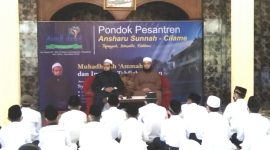 WISUDA. Ponpes Ansharu Sunnah melaksanakan Wisuda Tahfidz Al-Qur'an dihadiri langsung oleh Delegasi Dakwah Al-Azhar Mesir untuk Indonesia Syekh Ahmad Umar Taj Al Mahsriy.yang dilaksanakan di Ponpes Ansharu Sunnah, Kampung Cilame, Dea Sukarasa, Kecamatan Pangatikan, Garut, Sabtu (9/10/2021)