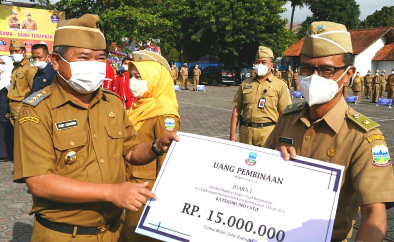 Pemkab Garut, Beri Penghargaan PNS Berprestasi - Warta Garut