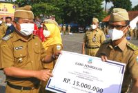 PENGHARGAAN. Bupati Garut, Rudy Gunawan memberikan penghargaan kepada PNS Berprestasi di Lingkungan Pemerintah Kabupaten Garut saat melaksanakan apel gabungan terbatas di Lapangan Setda, Kecamatan Tarogong Kidul, Kabupaten Garut, Senin (25/10/2021).