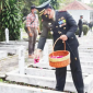 Komandan Kodim 0611Garut Letkol CZI Dr. Deni Iskandar, ST., M.HAN.,D.M.,CAN, saat melakukan ziarah kubur dan tabur bunga di Taman Makam Pahlawan Tenjolaya, Senin (5102021). 