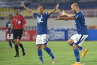 Mohammed Rashid dan Henhen Herdiana menari jaipongan untuk merayakan golnya ke gawang PSS Sleman di Stadion Manahan Solo, Jumat, 22 Oktober 2021. © PERSIB.co.id/Amandeep Rohimah