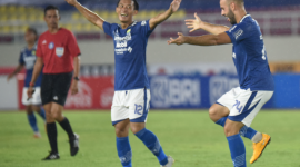 Mohammed Rashid dan Henhen Herdiana menari jaipongan untuk merayakan golnya ke gawang PSS Sleman di Stadion Manahan Solo, Jumat, 22 Oktober 2021. © PERSIB.co.id/Amandeep Rohimah