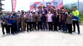 POTO BERSAMA. Ketua KONI Garut Ketua Komite Olahraga Nasional Indonesia (KONI) Kabupaten Garut, Dr. Ir. H. Abdusy Syakur Amin, (lima dari kanan) berpot bersama Pemenang Pertandingan Bola Basket 3 on 3. di Lapang Basket Kampus Universitas Garut, Selasa (19/10/2021). poto WartaGarut.com