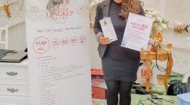 TUNJUKAN. Sales Banquet Executive, Intan Awalia menujukan Promo Paket Wedding