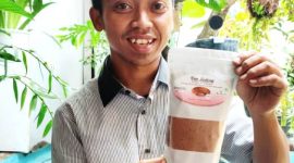 TUNJUKAN. Owner Gula Bubuk Aren Bungbulang Cap Lodong Jajang Nurjaman menujukan Produk unggulannya.