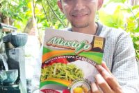 TUNJUKAN. Owner Nastra Agro Food Apip  Zainudin, menujukan salah satu produk nya yakni Kentang Muspoa cabe Hijau ( Mustojo)