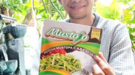 TUNJUKAN. Owner Nastra Agro Food Apip  Zainudin, menujukan salah satu produk nya yakni Kentang Muspoa cabe Hijau ( Mustojo)