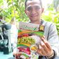 TUNJUKAN. Owner Nastra Agro Food Apip  Zainudin, menujukan salah satu produk nya yakni Kentang Muspoa cabe Hijau ( Mustojo)