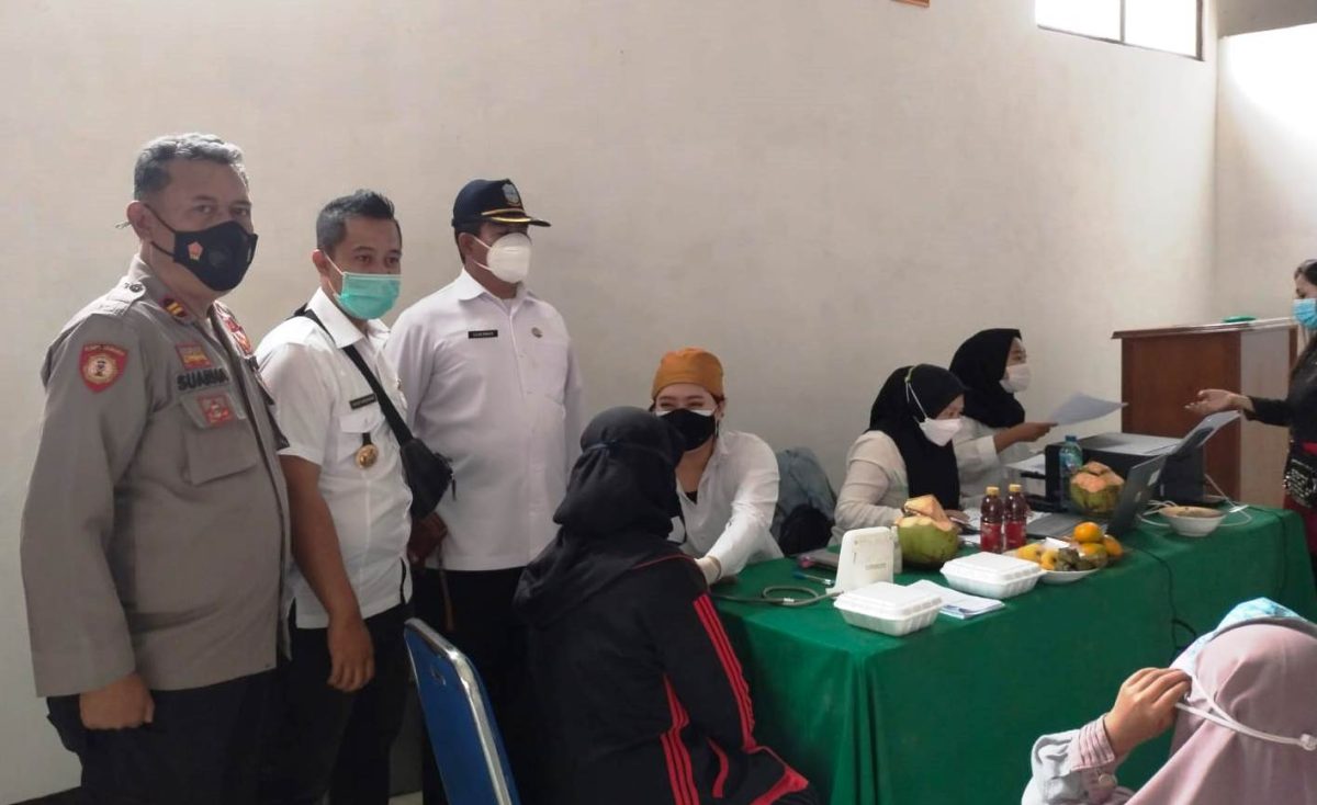 MENIJAU. Asisiten Daerah 1, Suherman bersama Kepala Kelurahan Kota Wetan, Galih Mawariz SE S,IP meninkjau  pelaksanaan vaksniasi di Kelurahan Kota Wetan, Rabu (13/10/2021)