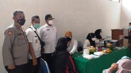 MENIJAU. Asisiten Daerah 1, Suherman bersama Kepala Kelurahan Kota Wetan, Galih Mawariz SE S,IP meninkjau  pelaksanaan vaksniasi di Kelurahan Kota Wetan, Rabu (13/10/2021)