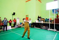 SIMBOLIS.Bupati Garut membuka Cabang Olahraga Bulutangkis pada Porkab Garut di  di Gedung Olahraga SMKN 2 Garut, Jalan Suherman, Kecamatan Tarogong Kaler, Kabupaten Garut, Senin (25/10/2021). (Poto Diskominfo Garut)