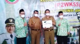 SERAHAKAN. Wakil Bupati Garut, dr Helmi Budiman menyerahkan Bantuan Garut Peduli dari Baznas Garut untuk Program P2WKSS di Kelurahan Cimuncang di dampingi Wakil Ketua I Bidang Pengumpulan Cecep Rukma, Ssos. MSi dan Wakil Ketua III Bidang Perencanaan, Keuangan dan Pelaporan DR. Dian Roslan Hidayat, 