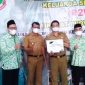 SERAHAKAN. Wakil Bupati Garut, dr Helmi Budiman menyerahkan Bantuan Garut Peduli dari Baznas Garut untuk Program P2WKSS di Kelurahan Cimuncang di dampingi Wakil Ketua I Bidang Pengumpulan Cecep Rukma, Ssos. MSi dan Wakil Ketua III Bidang Perencanaan, Keuangan dan Pelaporan DR. Dian Roslan Hidayat, 