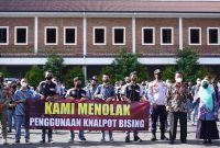 *Caption :* Pelaksanaan sosialisasi dan edukasi dari Tim Satgas Garut Bebas Knalpot Bising kepada para siswa SMK YPPT Garut, yang dilaksanakan di Lapangan SMK YPPT Garur, Jalan Nusa Indah, Kecamatan Tarogong Kidul, Kabupaten Garut, Kamis (18/11/2021). (Foto : Anggana Mulia Karsa/Febri Noptageri/Diskominfo Garut).