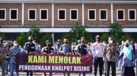 *Caption :* Pelaksanaan sosialisasi dan edukasi dari Tim Satgas Garut Bebas Knalpot Bising kepada para siswa SMK YPPT Garut, yang dilaksanakan di Lapangan SMK YPPT Garur, Jalan Nusa Indah, Kecamatan Tarogong Kidul, Kabupaten Garut, Kamis (18/11/2021). (Foto : Anggana Mulia Karsa/Febri Noptageri/Diskominfo Garut).