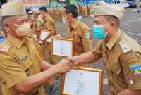 PENGHARGAAN. Kepala Kelurahan Kota Wetan, Galih Mawariz SE SIP M Si,  menerima Piagam Penghargaan Kelurahan Cepat Berkembang yang di serahkan oleh Sekda KAbupaten Garut H Nurdin Yana, saat Apel gabungan di LApangan Setda garut, Senin (15/11/2021)