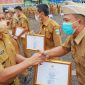 PENGHARGAAN. Kepala Kelurahan Kota Wetan, Galih Mawariz SE SIP M Si,  menerima Piagam Penghargaan Kelurahan Cepat Berkembang yang di serahkan oleh Sekda KAbupaten Garut H Nurdin Yana, saat Apel gabungan di LApangan Setda garut, Senin (15/11/2021)