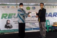 BANTUAN. Ketua Baznas Garut Abdullah Efendi,  SPdI,ME menyerahkan Program Garut Cerdas berupa voucher bantuan biaya pendidikan 20 penerima mnafaat di Staida Muhammadiyah Gaurt, Sabtu (27/11/2021).