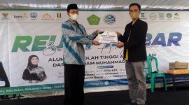 BANTUAN. Ketua Baznas Garut Abdullah Efendi,  SPdI,ME menyerahkan Program Garut Cerdas berupa voucher bantuan biaya pendidikan 20 penerima mnafaat di Staida Muhammadiyah Gaurt, Sabtu (27/11/2021).