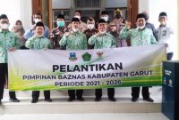 Ketua dan Komisioner Baznas Kabupaten Garut Poto bersama usai dilantik oleh Bupati Garut H Rudi Gunawan, di Ruang Pamengkan, Selasa (16112021)