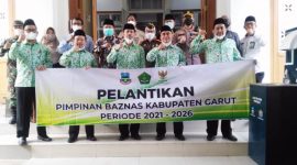 Ketua dan Komisioner Baznas Kabupaten Garut Poto bersama usai dilantik oleh Bupati Garut H Rudi Gunawan, di Ruang Pamengkan, Selasa (16112021)