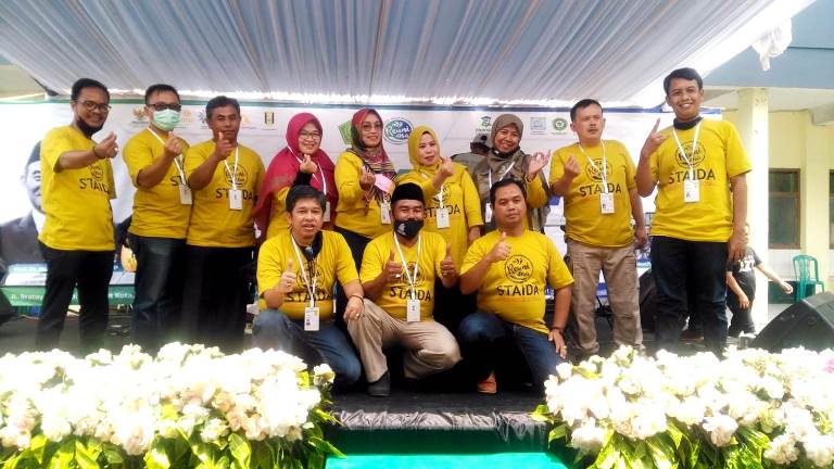 POTO BERASAMA. Ketua Reuni Akbar Alumni Staida Muhamamdiyah Garut Roni Nurjaman, SPdI poto bersama seluruh panitia Pengurus Reuni.