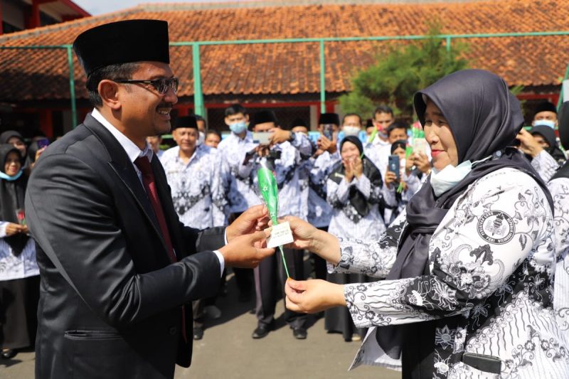 Wakil Bupati Garut memberikan bunga keada Perwakilan guru sebagai tanda terima kasih terhdap pengabdian dalam mencerdaskan bangsa, Kamis (25/11/2021)